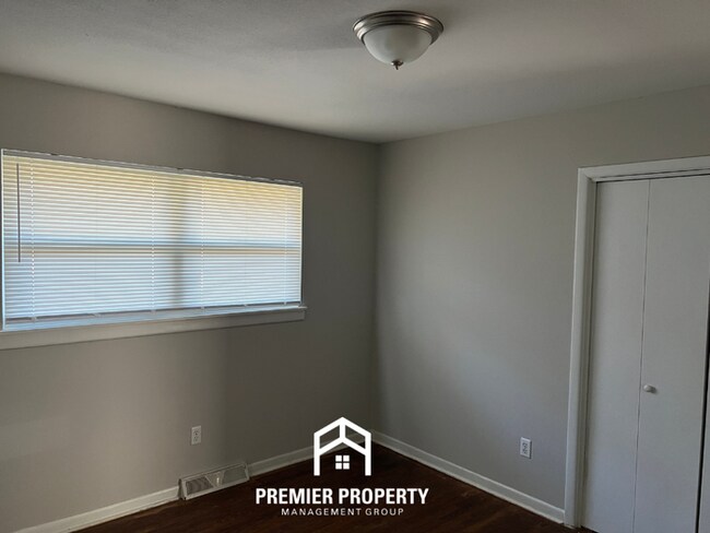 Building Photo - 2322 Rodgers Dr NE