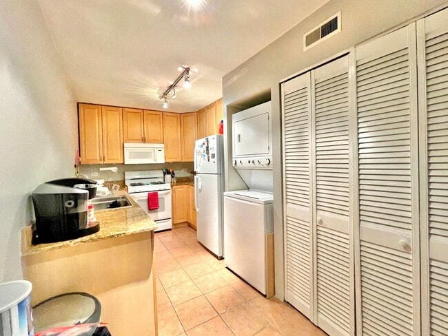 Building Photo - Spacious 2 bd/1 bath Condo in Lincoln Park!