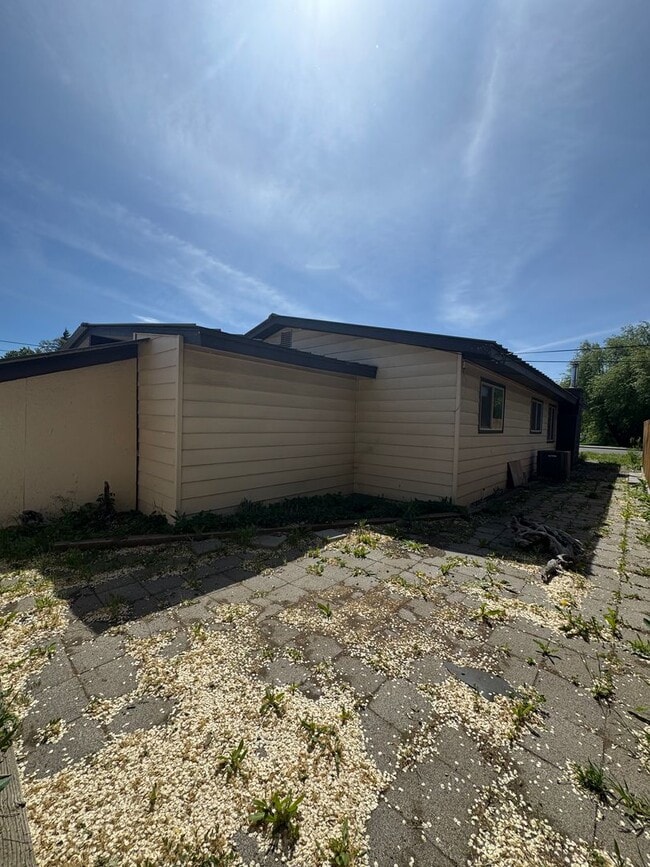 Building Photo - Spacious Home Near Hospital