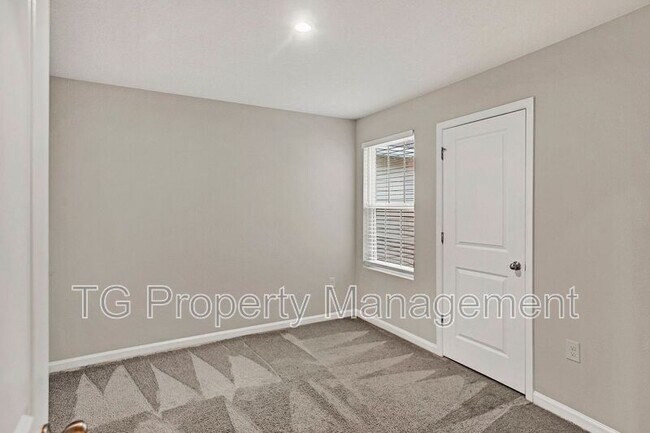 Building Photo - 5958 Creekside Crossing Dr