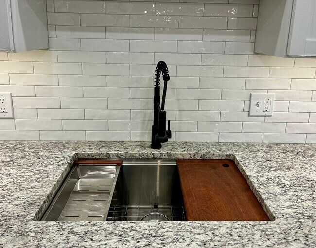 Building Photo - 114 Heritage Vlg