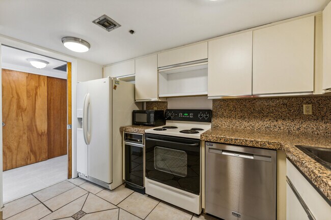 Building Photo - 2025 Brickell Ave