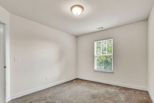Building Photo - Walking distance to downtown Easley!