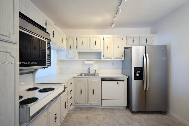 Building Photo - 6900 Bay Dr