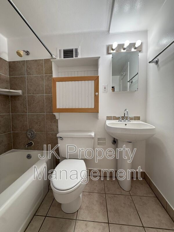 Building Photo - 1602 8th Ave N