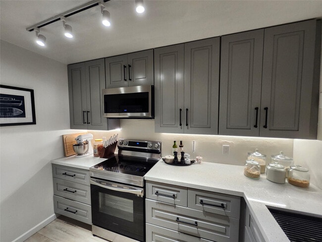 Building Photo - 10004 Winding Lake Rd