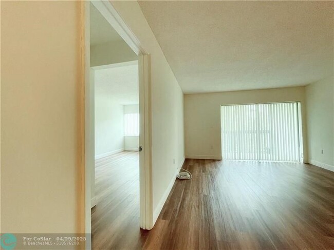 Building Photo - 711 N Pine Island Rd