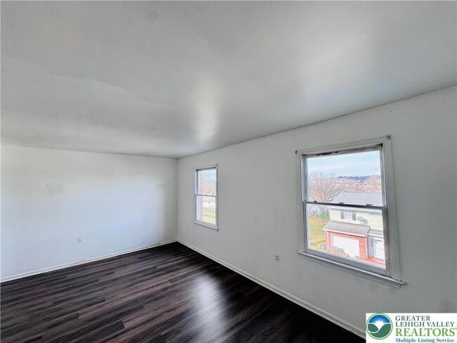 Building Photo - 235 Vista Dr