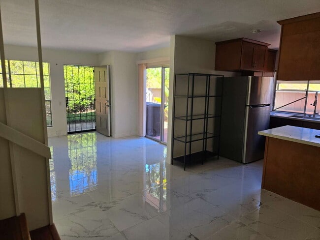 Building Photo - Spacious 3-bed, 2-bath condo is located in the heart of UTC, right on the UCSD bus line! It featu...