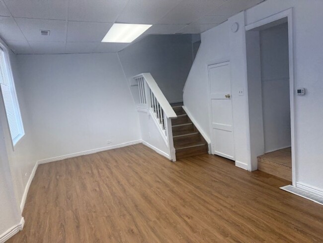 Building Photo - 2 Bedroom 1 Bath Single family home p
