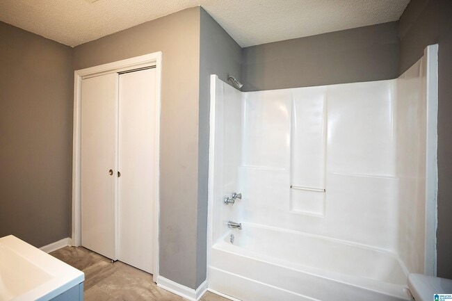 Building Photo - 95 Meadow Ln