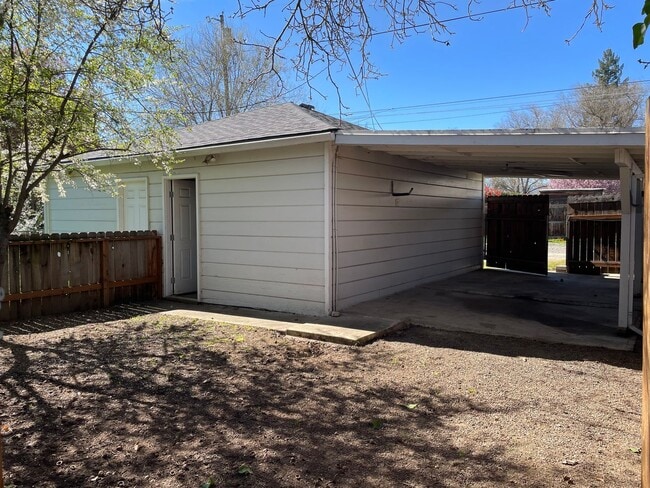 Building Photo - Nice 2 Bedroom 1 Bath Front Duplex-Parking and a Garage with Remote for Easy Access