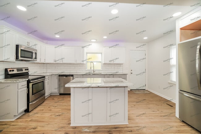 Building Photo - 2468 Meredith Dr