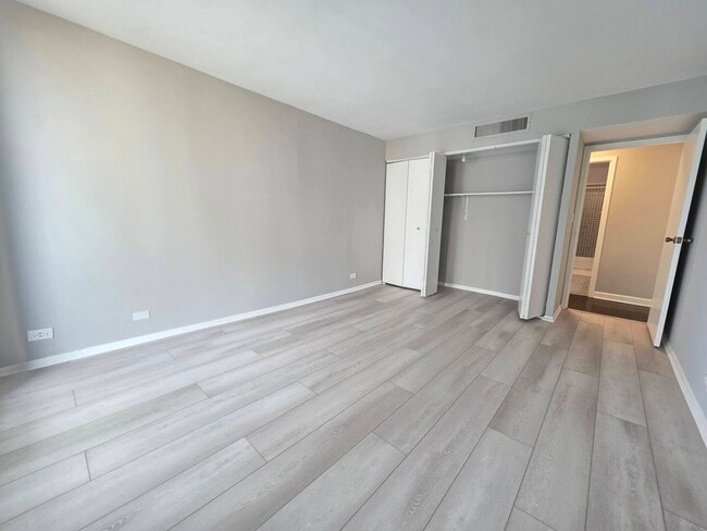 Building Photo - 6033 N Sheridan Rd