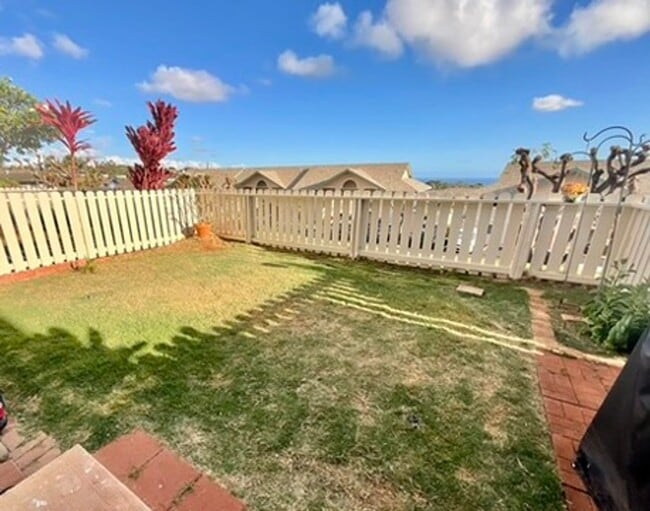 Building Photo - 2 bed 2 bath, Private yard, 2 parking stalls