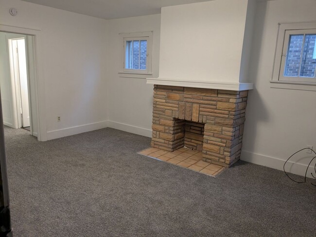 Building Photo - 4074-4074 Brandon Rd