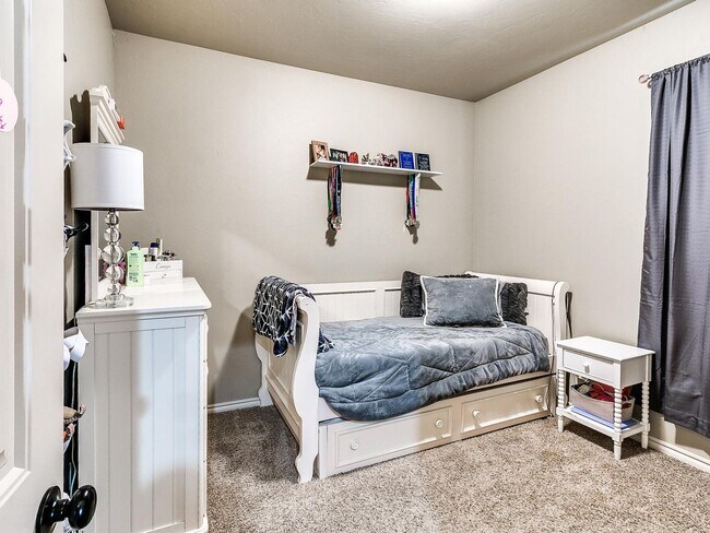 Building Photo - Deer Creek Schools and a Gated Community!