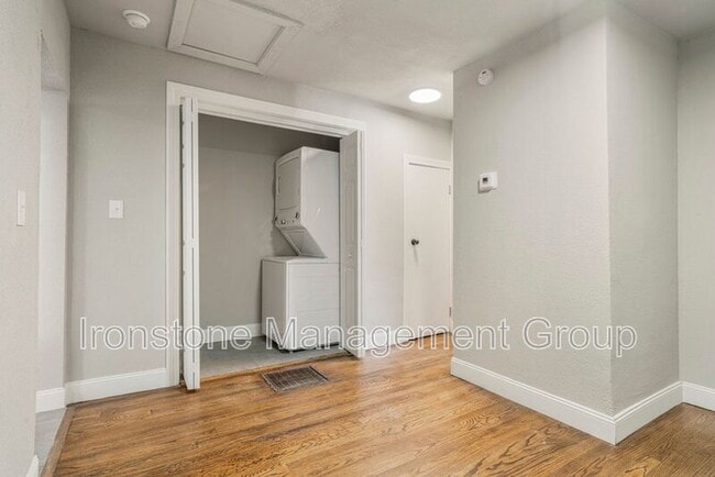 Building Photo - 2622 E 8th St