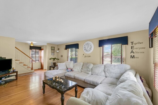 Building Photo - 3 Bedroom Home Located Near Shopping, Dini...