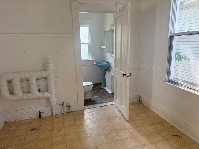 Building Photo - 601 Alexander Ave