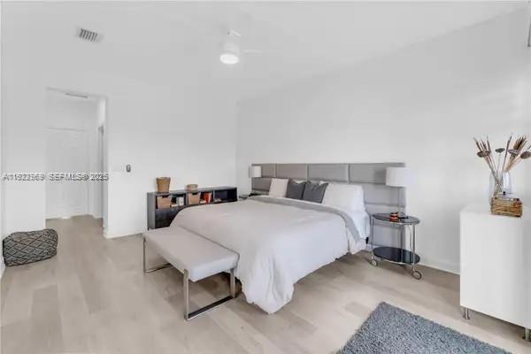 Building Photo - 6035 NW 104th Path