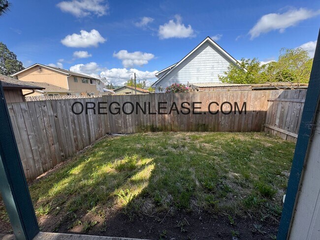 Building Photo - Newly remodeled 3 bedroom townhouse in Springfield