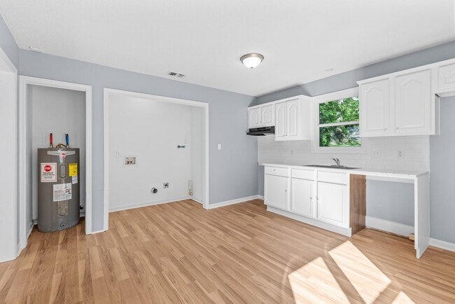 Building Photo - Beautifully Renovated 3 Bedroom 2 Bath Hom...