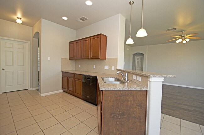 Building Photo - Large Home in Northeast Austin!