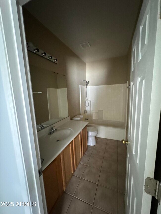 Building Photo - 513 S 115th Dr