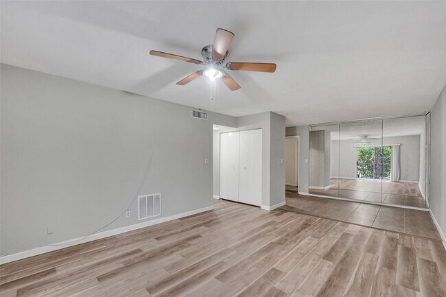 Building Photo - 555 SE 8th St