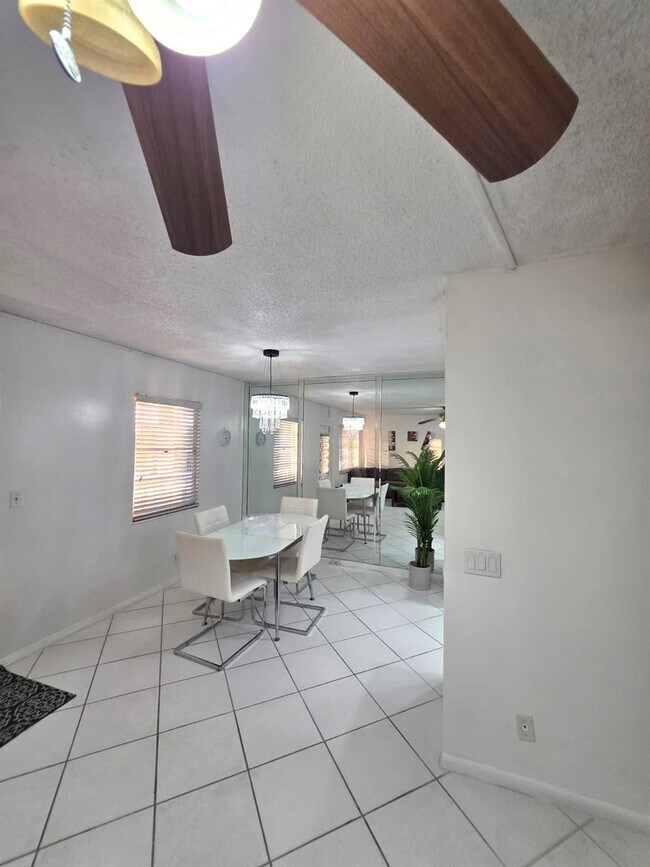 Building Photo - 3028 Harwood D