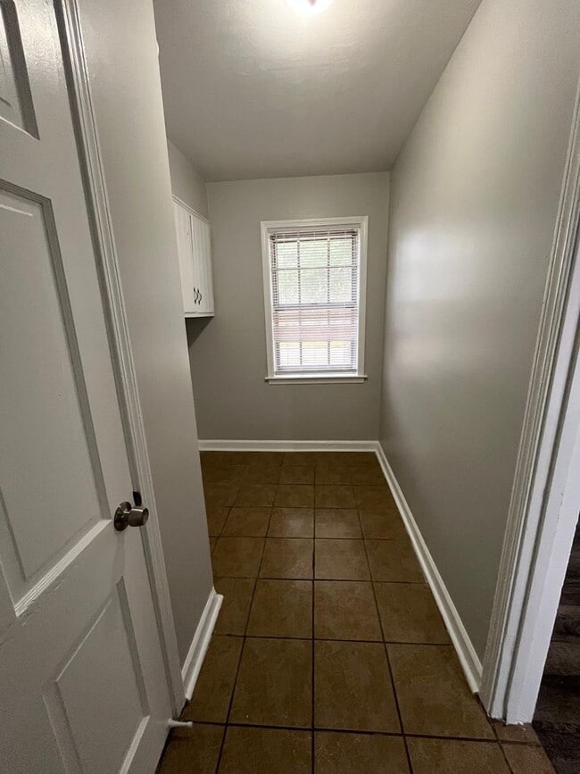 Building Photo - Picturesque Home Worth Checking Out