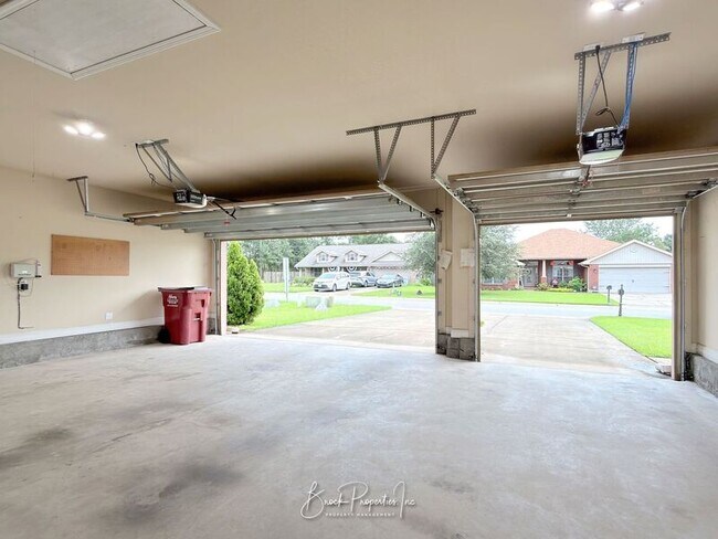 Building Photo - 6185 Autumn Pines Cir