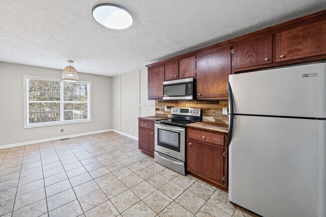 Building Photo - Pet Friendly Three Bedroom!