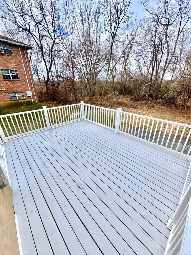 Building Photo - COMPLETELY REMODELED THREE BEDROOM Twin