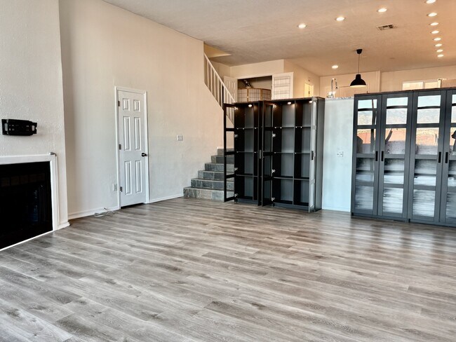 Building Photo - 2700 Vista Grande Dr NW