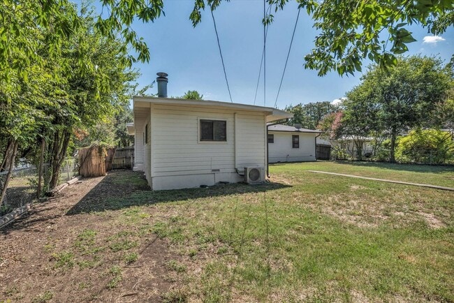 Building Photo - 1325 Sunset St