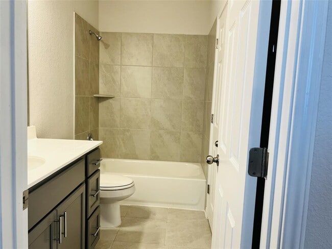 Building Photo - 136 MacArthur Dr