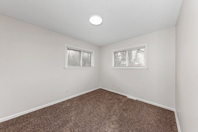 Building Photo - 1272 Zettler Rd