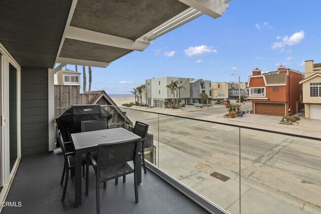 Building Photo - 104 La Brea St