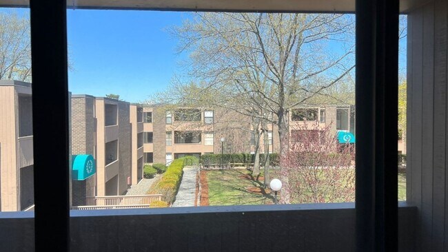 Building Photo - 60 Shrewsbury Green Dr