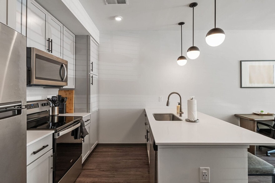 Building Photo - 6160 N Rural St