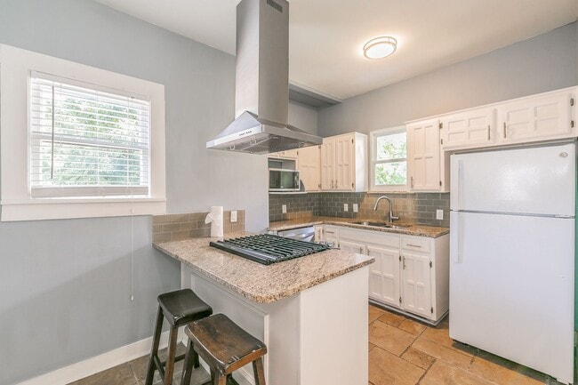 Building Photo - ADORABLE home in Ryan Place