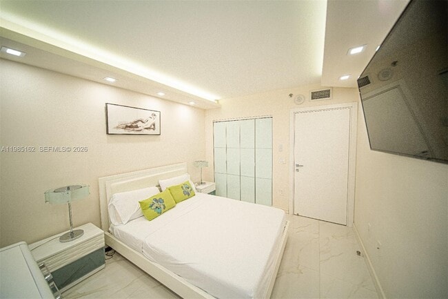 Building Photo - 16445 Collins Ave