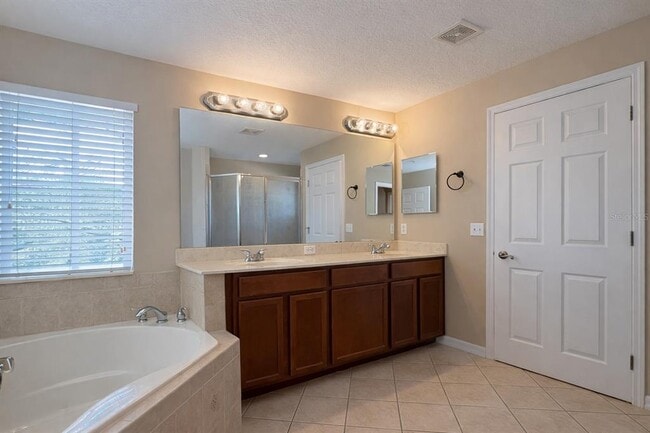 Building Photo - 1136 Crestwood Commons Ave