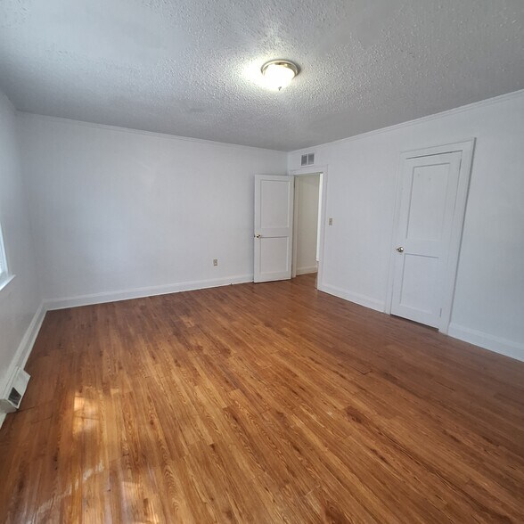 Building Photo - 827 Winston Dr