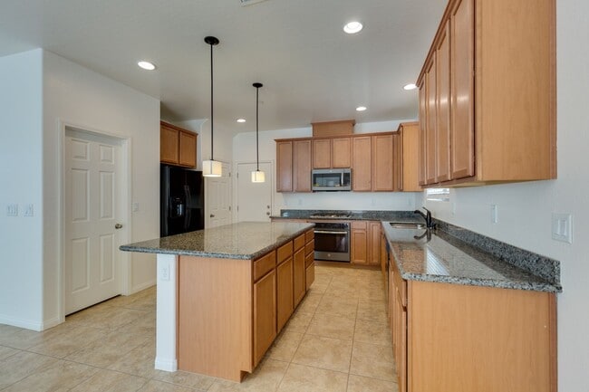 Building Photo - Gorgeous one story 4 bedroom 2 Bathroom Ho...