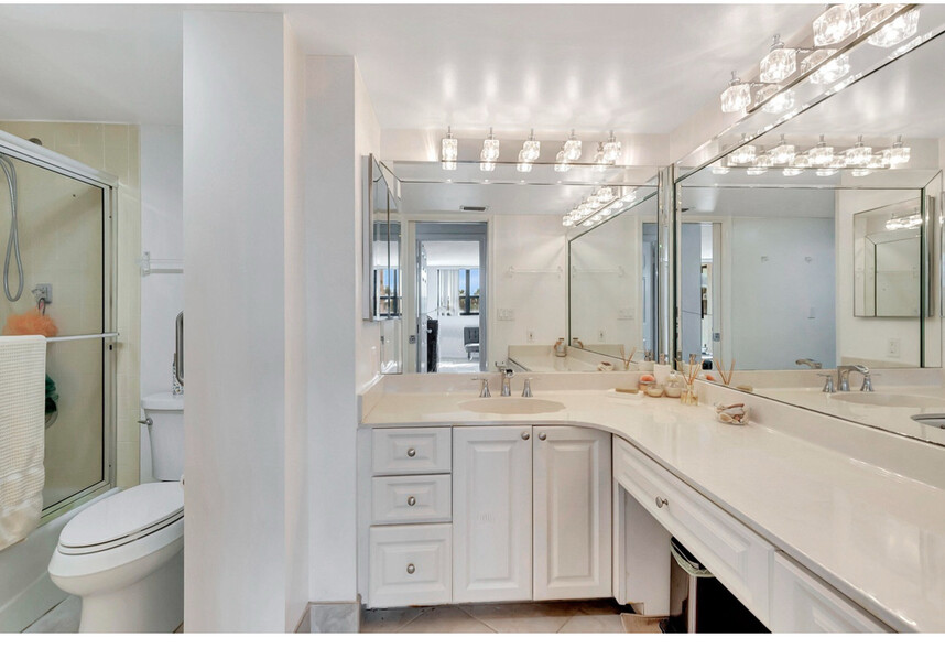 Full private bathroom - 800 Jeffery St