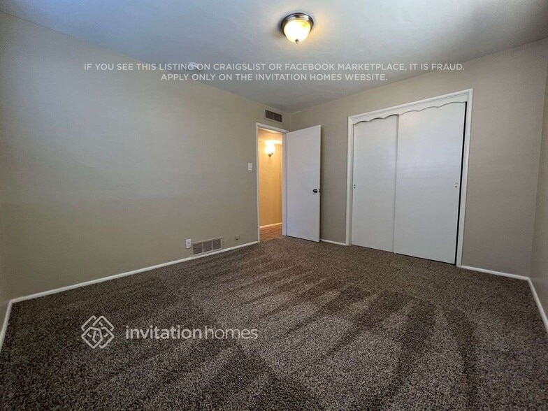 Building Photo - 400 N Sunset Dr