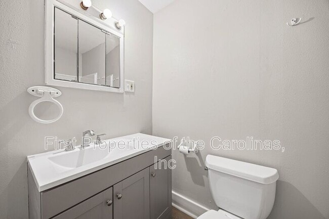 Building Photo - 1127 W 5th Ave